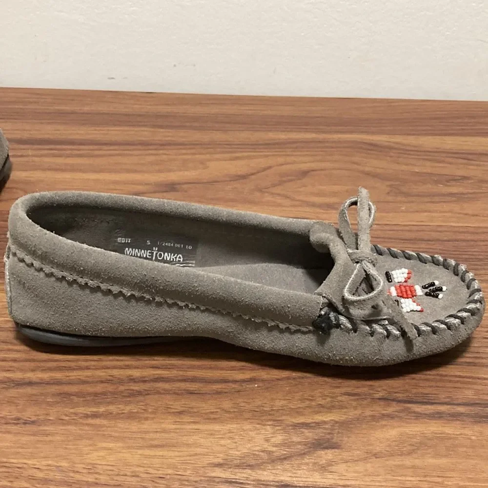 Minnetonka NWOT Children’s Thunderbird II Kilty Moccasin in Grey Suede. Size 5.